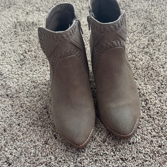 Stylish Tan Ankle Boots for Women - Picture 2 of 7